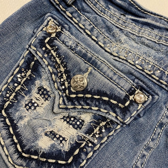 Miss Me Embellished Boot Cut Blue Jeans in LT 01C Size 26 VGUC - Picture 9 of 16